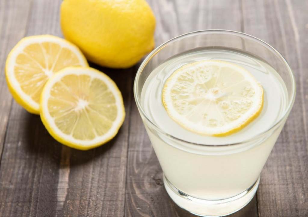 agua tibia con limón
