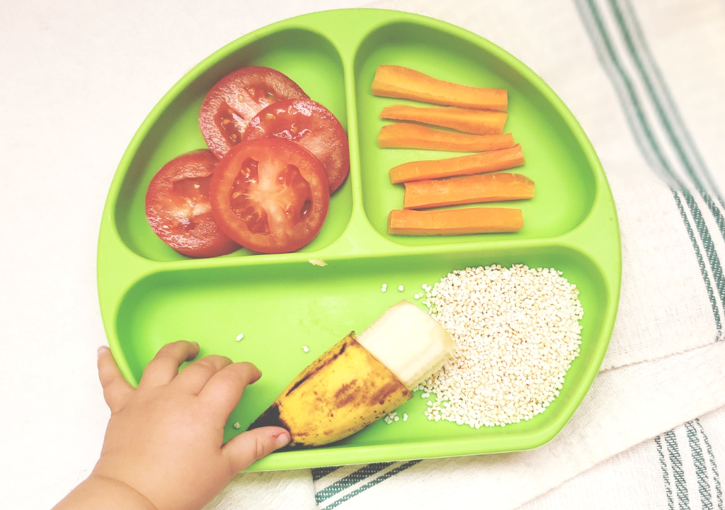 BLW, destete llevado por el bebé, frutas y verduras en un plato